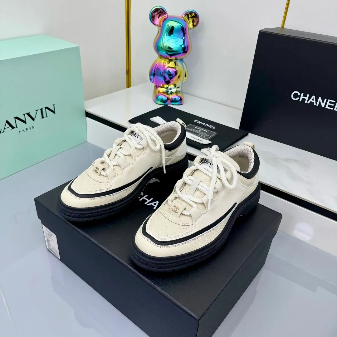 👟👟Ex-factory price 600👟👟 CHANEL 25C early autumn vacation style new casual shoes. A pair of comfortable shoes can reduce the fatigue on your feet. The new style is very versatile, whether it is daily wear or a sister party. It can be easily used for commuting in the workplace, outdoor sports and various occasions. It can increase the height, straighten the legs, modify the shape of the feet, is comfortable and comfortable without rubbing the feet, and has good breathability. It can also be worn in summer. Office workers can also easily own it when wearing it. The fabric is pebbled cowhide + plaid pad to show off sheepskin. The original open-molded rubber foam outsole! size: 35-40 (41 customized, non-refundable and non-exchangeable) 👉